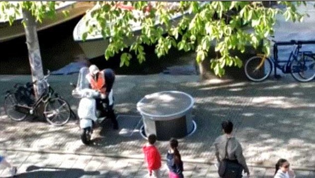 Nha ve sinh tu dong troi len giua pho hinh anh