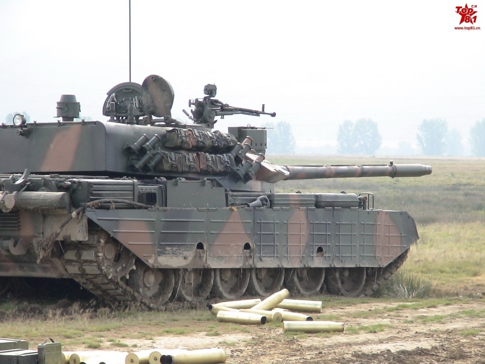 Vũ khí phụ gồm 1 súng máy đồng trục 7,62 mm