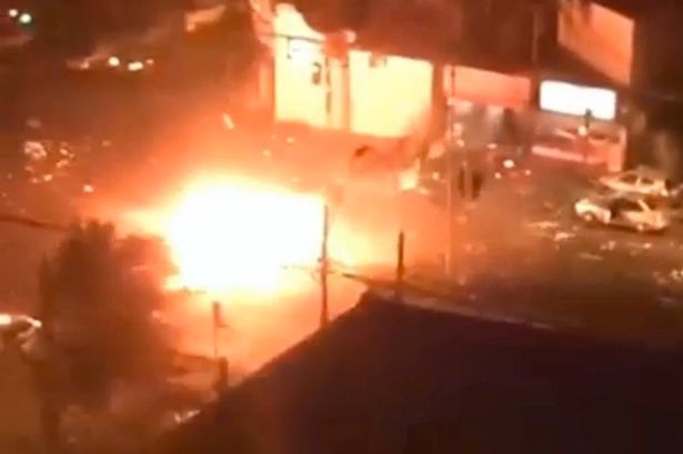 Truc thang canh sat xoay tron roi no tung tren duong pho hinh anh