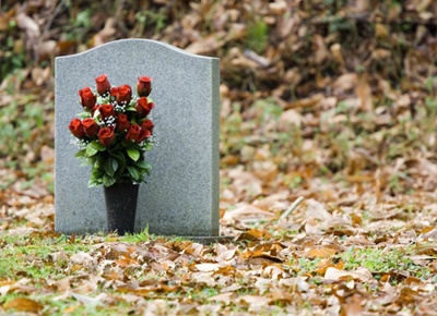 Gia dinh giau tu thi trong buong vi mong nguoi chet hoi sinh hinh anh