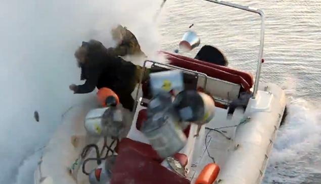 Ngu dan suyt chet vi tha luu dan sat mep thuyen hinh anh