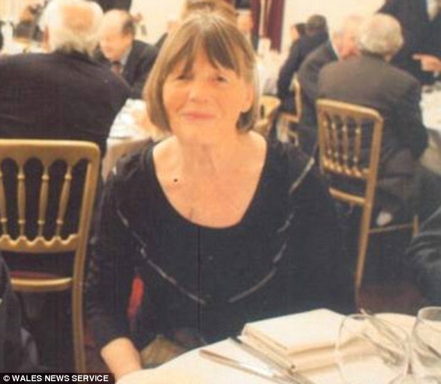 Cu ba 75 tuoi tu tu vi nhan vien y te vo tam hinh anh