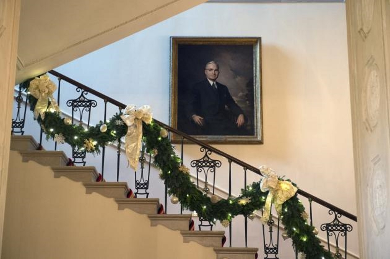 Cầu thang được trang trí bằng dải thông và nơ vải.