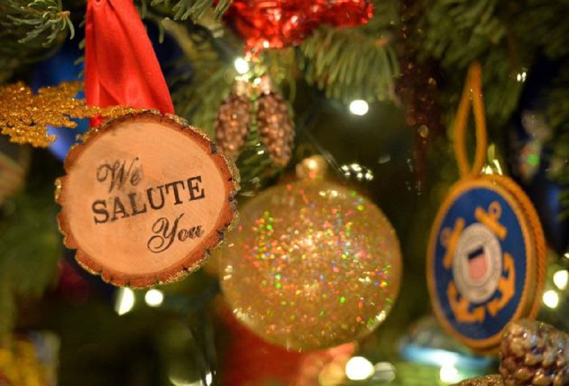 Họ cũng treo các vật trang trí nhỏ với dòng chữ “Chúng tôi chào đón bạn” trên cây thông Noel.