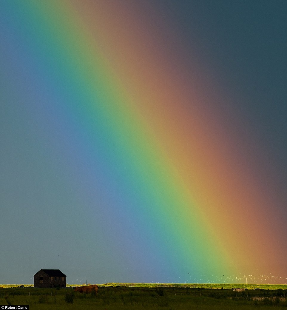 Cầu vồng xuất hiện trên bầu trời ở Khu bảo tồn Thiên nhiên Quốc gia Elmley Marshes, hạt Kent, Anh.