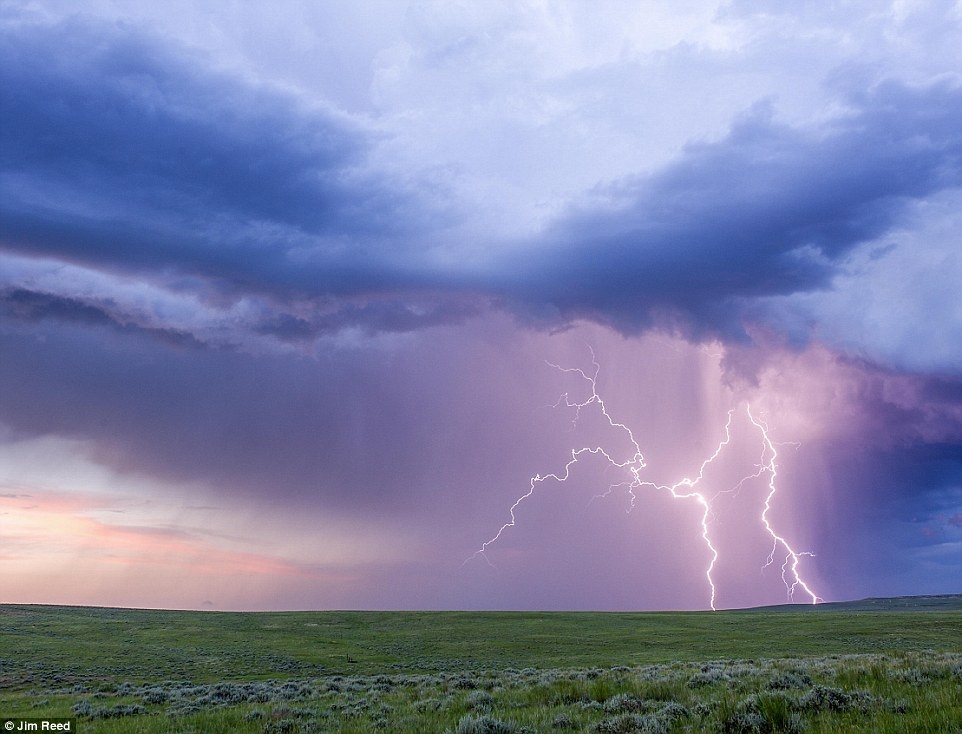 Những tia chớp tiếp cận đường chân trời trên một cánh đồng ở miền đông bang Wyoming, Mỹ.