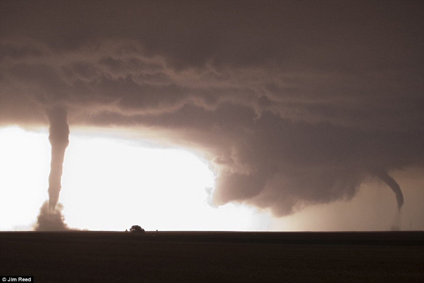 Tia chớp chiếu rọi cơn lốc xoáy tạo nên hình ảnh đặc biệt về sự đối lập sáng – tối.