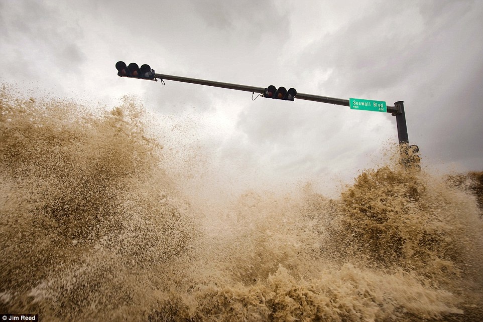 Sóng biển vỗ vào đê chắn sóng khi cơn bão Ike đổ bộ vào thành phố duyên hải Galveston, bang Texas, Mỹ, ngày 12/9/2008.