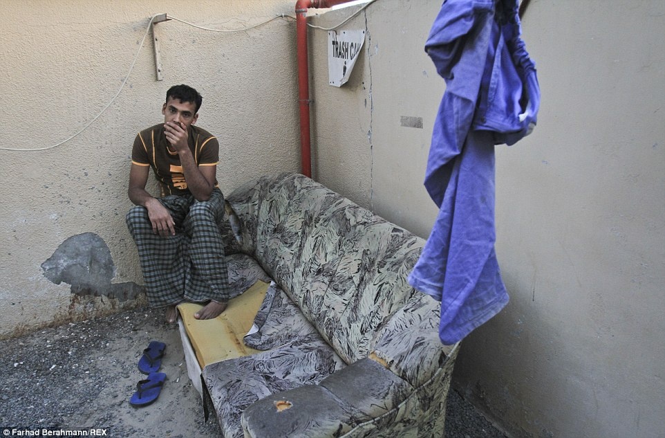 Theo Farhad Berahman, một số công nhân bị thu giữ hộ chiếu tại sân bay và bị buộc phải lao động cực nhọc liên tục nhiều giờ trong một ngày dưới nhiệt độ khắc nghiệt với đồng lương còm.