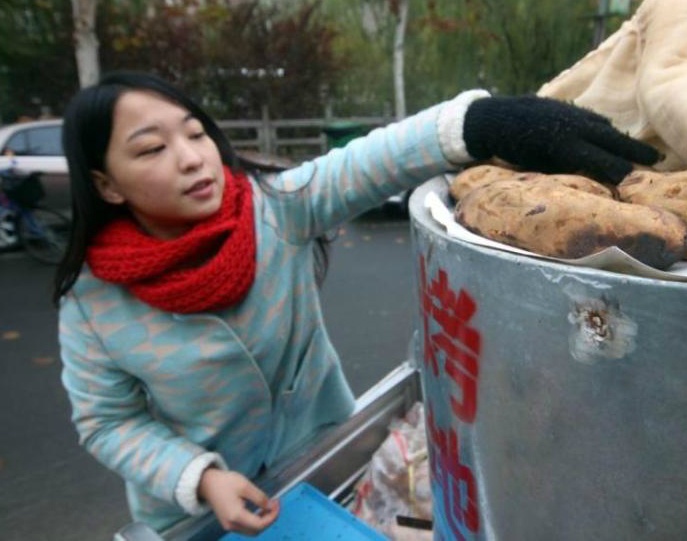 Nu y ta bo nghe, ban khoai lang de cuu anh hinh anh