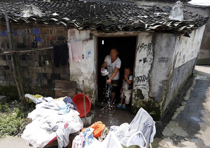 Họ thuê một căn phòng rộng chưa đến 20 mét vuông. Hàng ngày, Yue phụ trách công việc nội trợ và cần tối thiểu 2.000 nhân dân tệ (gần 7 triệu đồng) để trang trải chi phí thức ăn cho cả gia đình. Trong khi đó, Yang, người lao động duy nhất trong nhà, chỉ kiếm được 3.000 đến 4.000 nhân dân tệ.