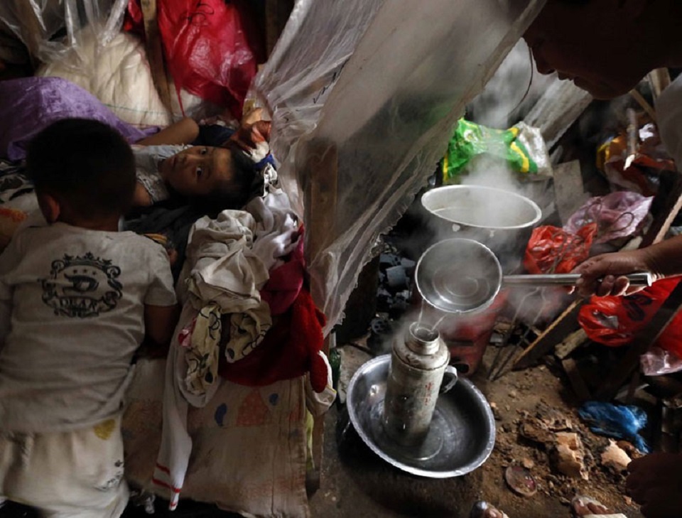 9 người chen chúc trong căn phòng chật chội. Cùng với đồ đạc cá nhân của mỗi người, căn phòng hầu như không còn chỗ trống.