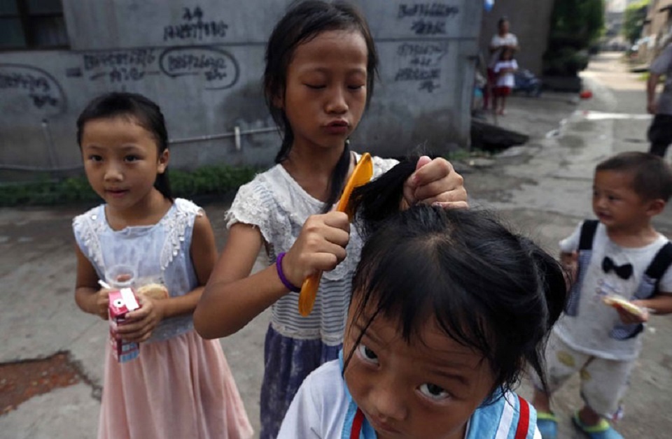 Cô con gái riêng của Yue chải tóc cho em gái cùng mẹ khác cha. Em bị cậ thị nặng nhưng gia đình không thể trả 380 tệ để mua cho em một cặp kính.