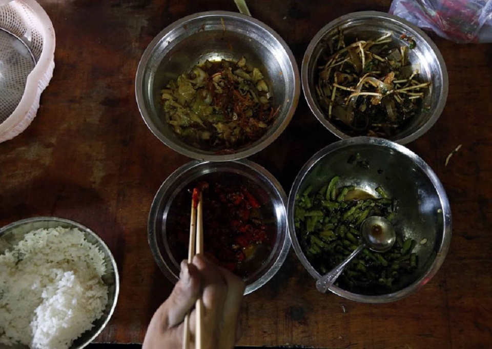 Bữa cơm của gia đình hoàn toàn không có thịt. Yue làm các món từ đậu phụ vì chúng rẻ và bổ dưỡng. Dù vậy, khi vợ sinh con gái út, Yang cũng cố mua hai con gà cho vợ tẩm bổ.