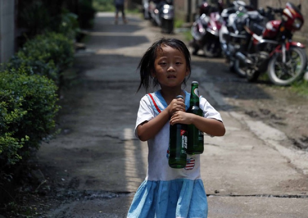 Những đứa con cố gắng giúp mẹ làm các công việc nhà như đi chợ, nấu cơm.