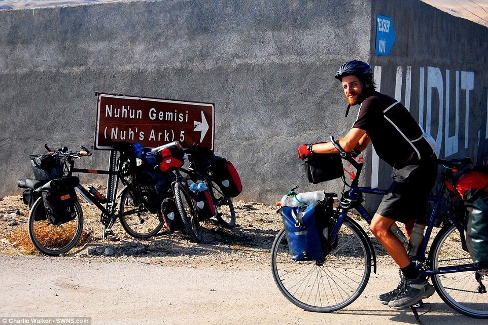 Chàng trai trẻ quyết định thực hiện cuộc hành trình băng qua 61 quốc gia bằng xe đạp vì nó là phương tiện “rẻ và chậm”.