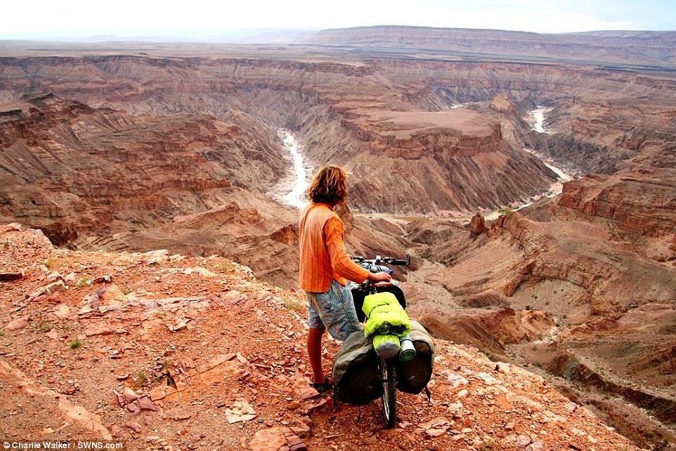 Trong hành trình, Walker từng đạp xe đến vòng Cực Bắc, đến mũi cực nam của châu Phi, sang phía đông châu Á và băng qua các khu rừng rậm ở Việt Nam. Trong ảnh, anh đứng bên hẻm núi Fish River ở Namibia.