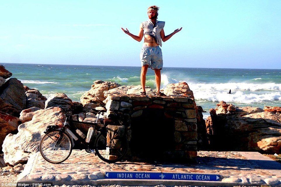 Nhà thám hiểm trẻ cũng đặt chân đến Cape Agulhas, mũi cực nam của châu Phi thuộc tỉnh West Cape, Nam Phi.