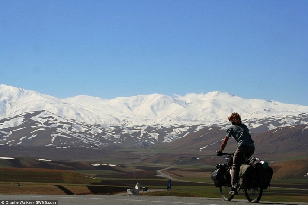 Trong suốt chuyến đi, Walker phải đạp xe qua nhiều con đường gập ghềnh, địa hình hiểm trở như vùng núi Kurish.