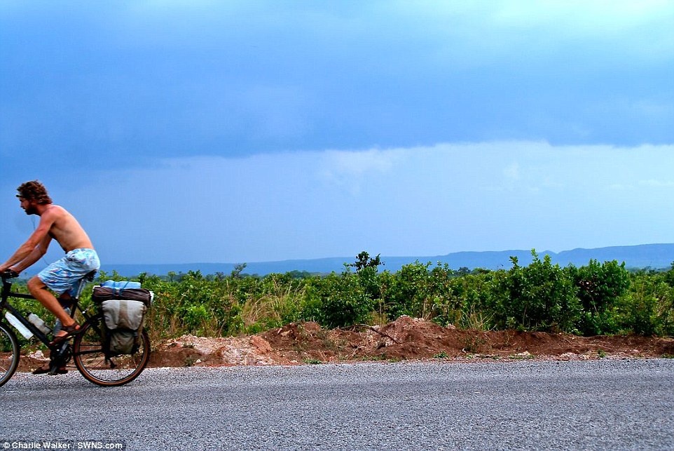 Charlie Walker đạp xe qua vùng tây bắc Tanzania khi một cơn bão sắp ập đến.