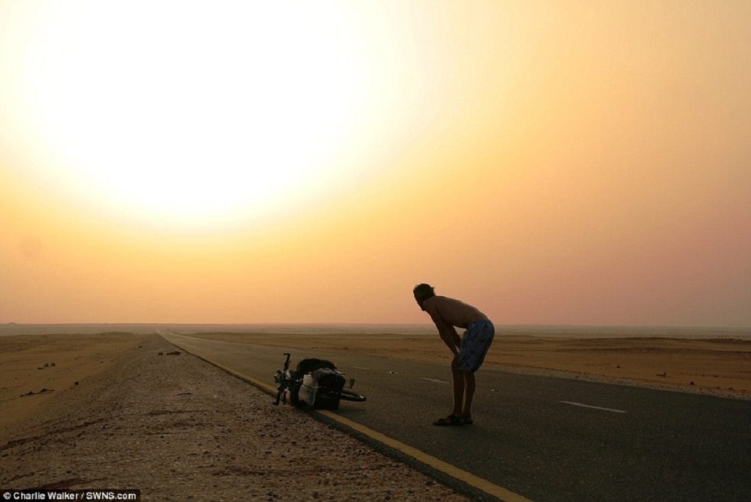 Walker nghỉ ngơi trong buổi hoàng hôn tuyệt đẹp trên con đường hoang vắng ở Karima phía bắc Sudan trong phần sau của cuộc hành trình.