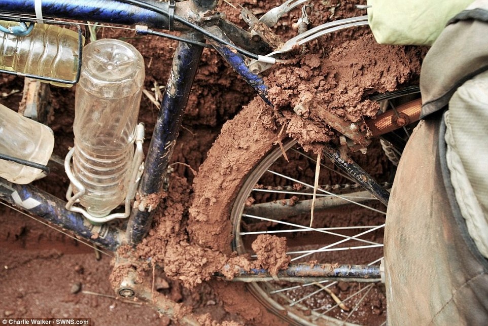 Chàng trai trẻ gặp sự cố khi hệ thống phanh và bánh xe kẹt bùn khi đi trên đường rừng ở Cộng hòa Congo.