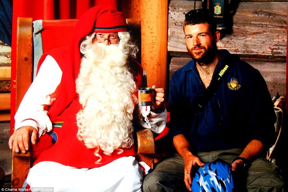 Charlie Walker chụp ảnh cùng ông già Noel khi anh đi qua tỉnh Lapland, Phần Lan, vào dịp lễ Giáng sinh.