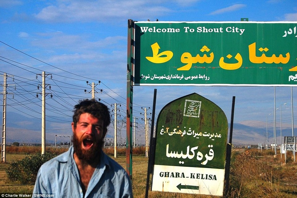 Chàng trai trẻ chụp ảnh kỷ niệm trước biển hiệu “Chào mừng bạn đến thành phố Shout” ở tây Iran.