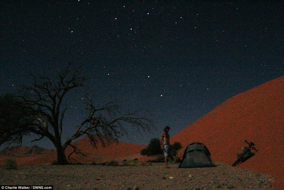 Charlie cắm trại dưới bầu trơi đêm đầy sao ở Namibia.