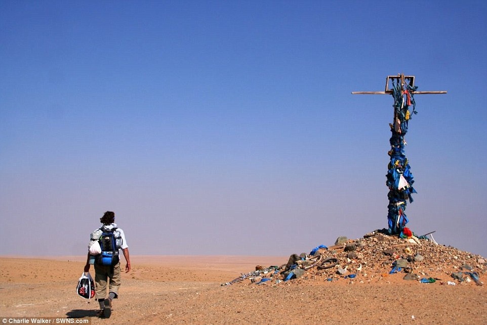 Anh xuống xe khi đi qua khu mộ đá tưởng niệm Shamanistic trên sa mạc Gobi, khu vực thuộc thành phố Zamyn-Üüd, Mông Cổ.