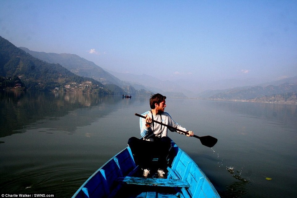 Anh dừng lại khá lâu để thưởng thức không khí yên binh bên Hồ Pokhara, Nepal.