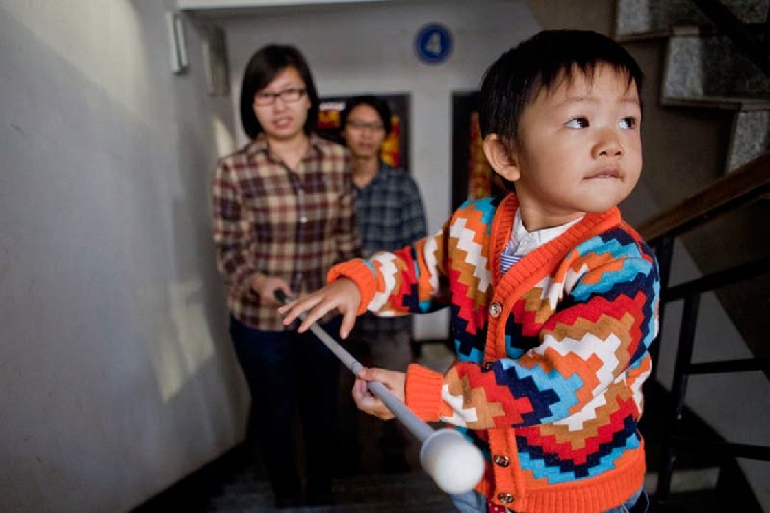Sun Yixin là một cô bé hai tuổi sống ở thành phố Tây An, tỉnh Thiểm Tây, Trung Quốc. Bố mẹ em có thị lực kém vì mắc bệnh về mắt nên Yixin học cách tự chăm sóc bản thân và trở thành “đôi mắt” của họ, theo Chinadaily. Cô bé dẫn bố mẹ bước lên cầu thang.