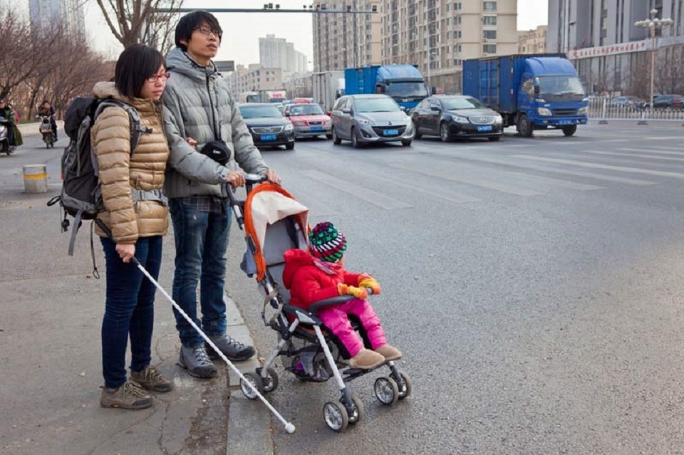 Be hai tuoi tu lam moi viec vi bo, me deu mu hinh anh