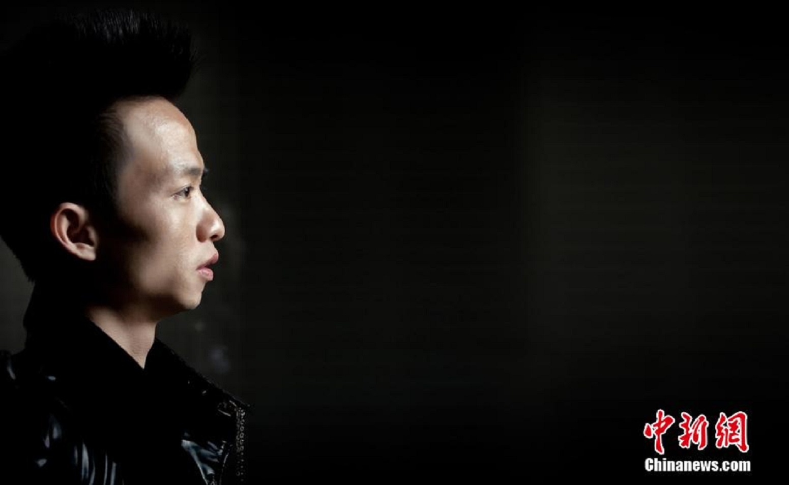 Ban đầu, bố mẹ anh kiên quyết không ủng hộ quyết định của anh vì cho rằng múa cột không phải là một sự nghiệp lâu dài và không được công chúng chấp nhận.