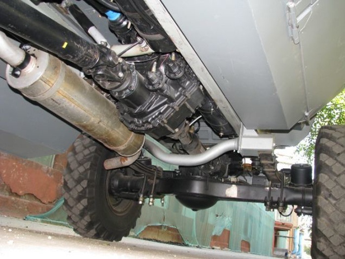 động cơ diesel 4 xi-lanh Cummins 4 ISBe công suất 185 mã lực, sử dụng hộp số sàn 5 cấp ZF S5-42.