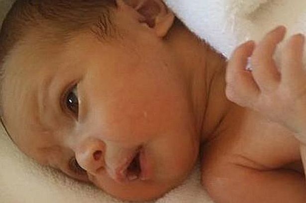 Be gai chet vi nu hon tu than cua nguoi la hinh anh