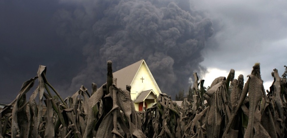 Tro, bụi phủ kín cánh đồng ngô tại Taro, Indonesia hôm 