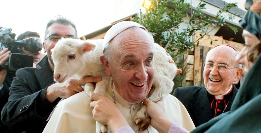 Người dân đặt con cừu lên cổ Giáo hoàng Francis khi ông thăm một địa điểm ở thành phố Rome, Italy