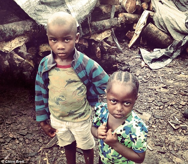 Cha, me chet vi sot xuat huyet, con ngu canh xac va nhin doi hinh anh