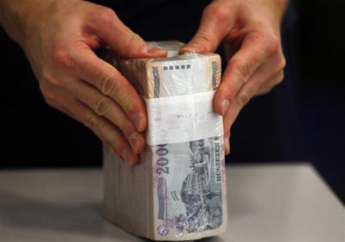 Ở Hungary, người ta sử dụng tiền cũ không được phép lưu thông nữa để làm nhiên liệu sưởi ấm trong mùa đông. Những tờ tiền giấy bị loại bỏ sẽ được Trung tâm hậu cần của Ngân hàng Quốc gia Hungary tại Budapest kiểm tra và quyết định cho phép tái chế.