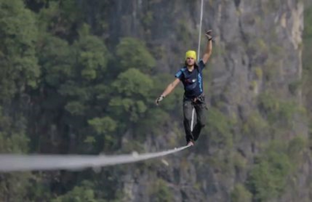 Lap ky luc the gioi sau khi buoc tren day giua hai qua nui hinh anh