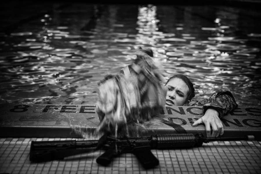 Qua trinh kho luyen cua nu hoc vien truong quan su My hinh anh