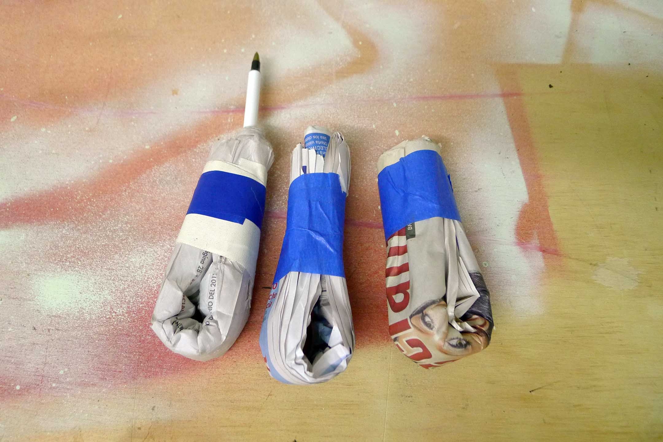 Những hung khí mà người ta chế tạo từ tờ báo. Ảnh: