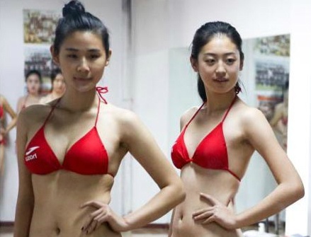 Thi sinh tao dang voi bikini de thi vao truong nguoi mau hinh anh