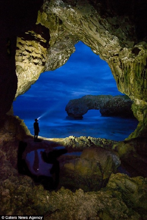 Nhiếp ảnh gia tự sướng tại Vòm đá Talava ở quốc đảo Niue, Nam Thái Bình Dương. Ban đầu, anh chỉ định miêu tả sự mong manh của môi trường mà không có hình ảnh con người. Sau đó, anh cảm thấy cho con người xuất hiện trong ảnh là cách tốt nhất để chuyển tải thông điệp.