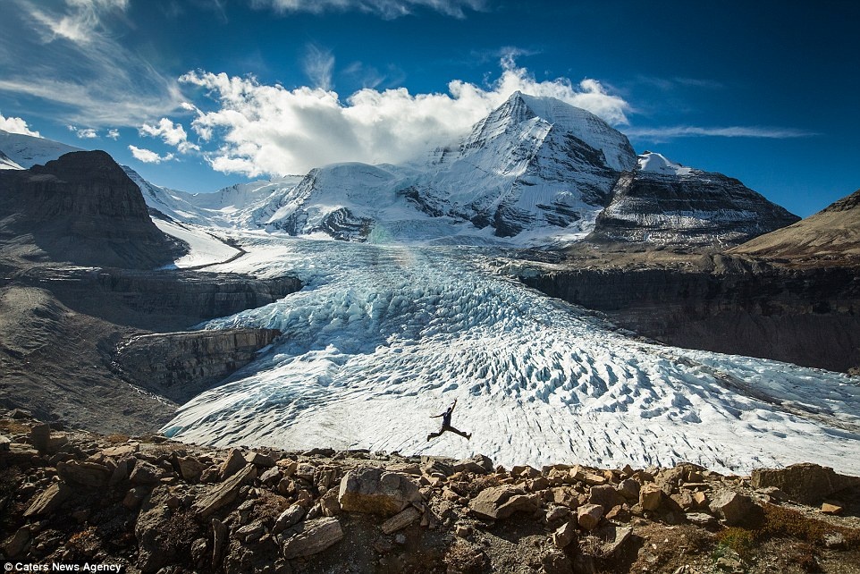 Paul Zizka xuất hiện trên đường mòn Snowbird trong Khu bảo tồn núi Robson. Anh cho biết: “Tôi thấy rằng đôi khi cho thêm hình ảnh con người vào bức ảnh sẽ giúp chuyển tải những câu chuyện khác nhau”.