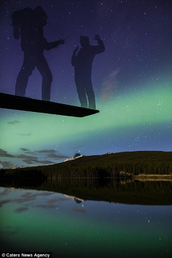 Một bức ảnh khác về Cực quang trên hồ Herbert trong Vườn Quốc gia Banff, tỉnh Alberta, Canada.