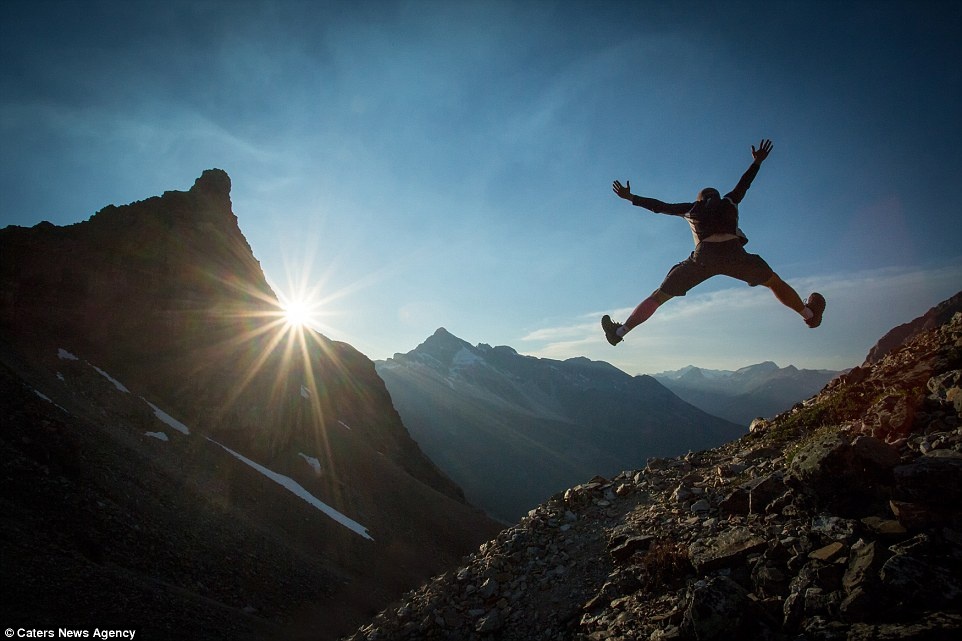 Nhiếp ảnh gia chụp lại khoảnh khắc đầy sức sống tại đèo Wiwaxy trong Vườn Quốc gia Yoho, tỉnh British Columbia, Canada.