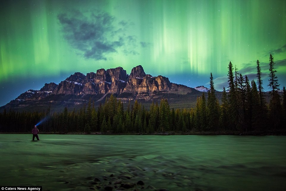 Paul đứng trong làn sương mù màu xanh lá cây trên núi Castle thuộc Vườn Quốc gia Banff, tỉnh Alberta, Canada.
