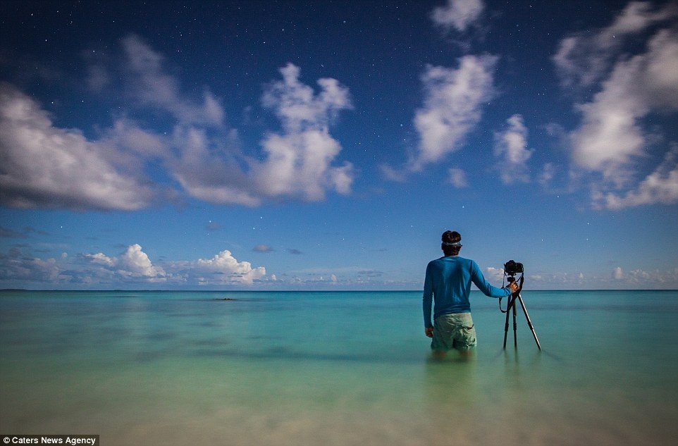 Paul Zizka tự sướng trên đảo san hô Tikehau ở vùng Polynesia thuộc Pháp. Việc anh thay đổi ý định ban đầu, để bản thân xuất hiện trong các bức ảnh đã đem lại vẻ đẹp hoàn toàn khác lạ cho bộ ảnh,